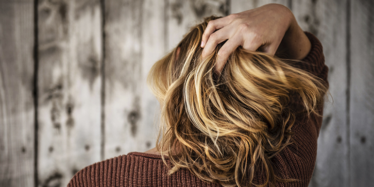 Caída del pelo en otoño: tratamiento y solución